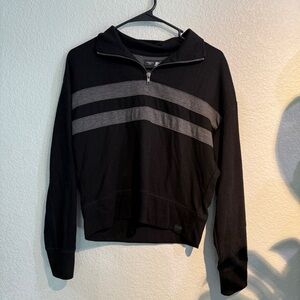 Slightly cropped quarter neck